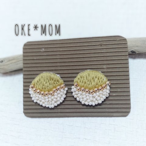 moon  ビーズと刺繍のピアス　mustard