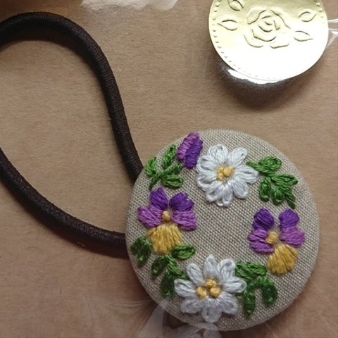 お花の刺繍 ヘアゴム スミレとデージー