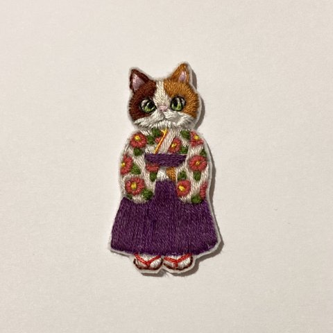 はかま女子　紅椿　刺繍ブローチ　三毛猫