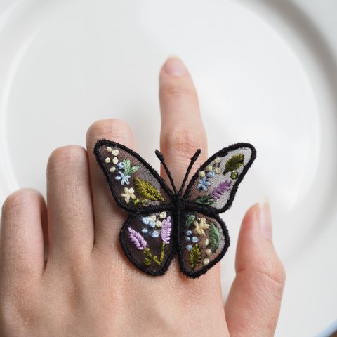 《ﾘﾝｸﾞ》そっととまる蝶刺繍リング┊︎花柄 指輪