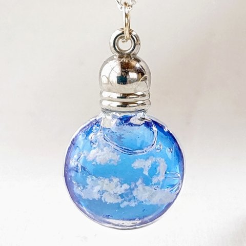 青空と雲を閉じ込めた丸型ガラスボトルのネックレス