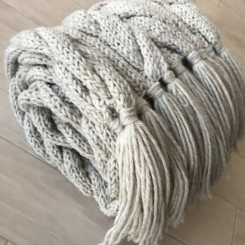 英国羊毛100%で編むケーブル模様のマフラー オートミール