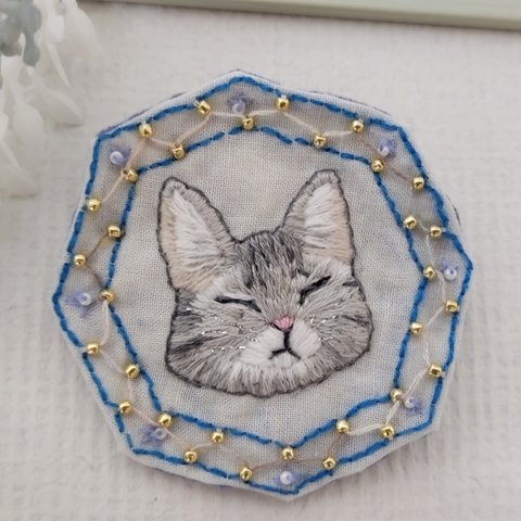 刺繍ブローチ★グレー縞猫さん