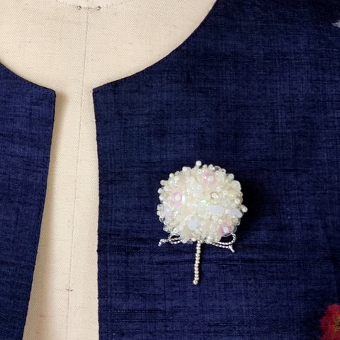 ビーズ刺繍のブローチ　冬の華