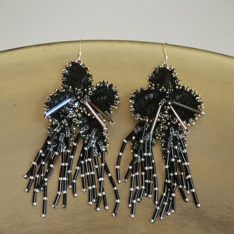 ♡踊るキラキラ蘭ピアス・Black♡