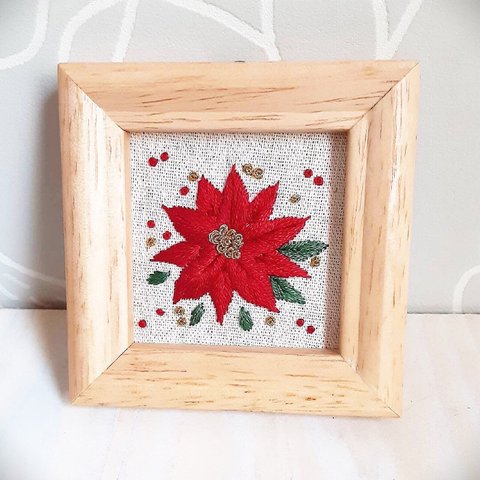 刺繍フレーム🌹ポインセチア　クリスマス　お花の刺繍　壁飾り インテリア雑貨