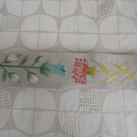 リネン生地の刺繍ヘアバンド（赤と青のお花）