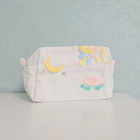 月と蓮の華の刺繍ポーチ