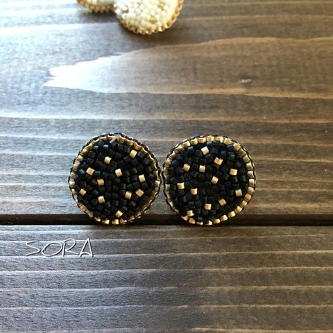 ビーズ刺繍ピアス(gold＆black)