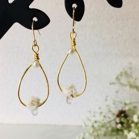 雫が光るドライフラワーのピアス(White & Pearl)