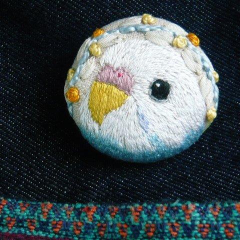 刺繍　セキセイインコ　ブローチ　くるみボタン　鳥