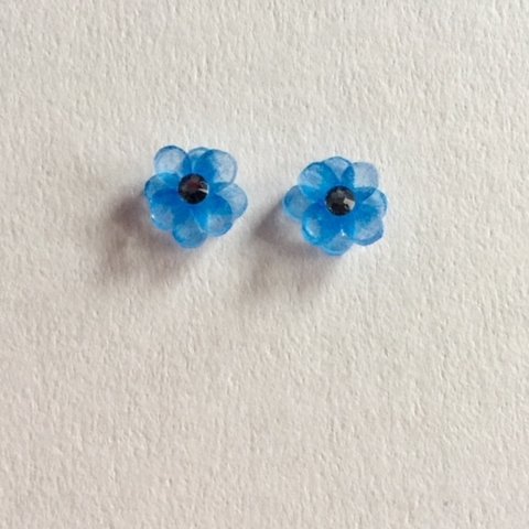 小花のプチピアス／イヤリング　青　ブルー