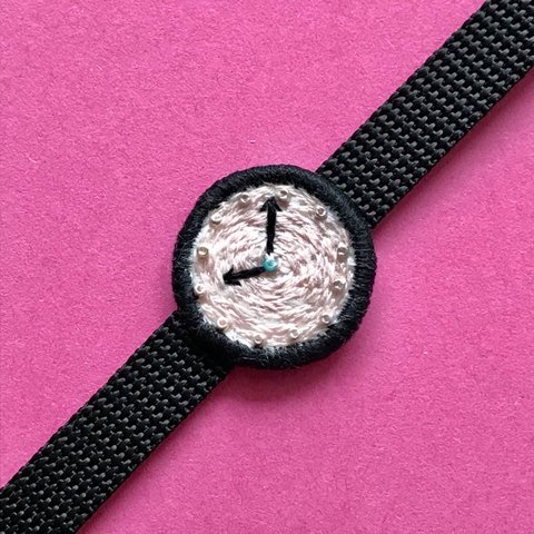 腕時計モチーフの刺繍ブレスレット
