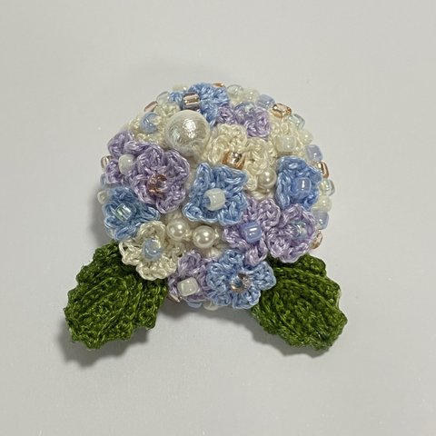 刺繍糸で編んだ紫陽花のブローチ