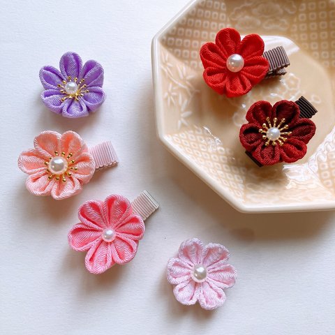 お花の髪飾り〜ちょっと小さめ〜＊色、選べます○ちりめん細工　つまみ細工○ヘアクリップ　Uピン　かんざし　キッズ　ベビー