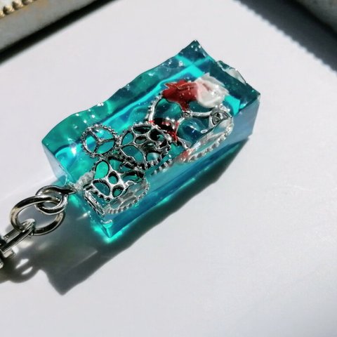 【ATLANTIS】ターコイズブルーの金魚のキーホルダー / レジン / 歯車 / スチームパンク