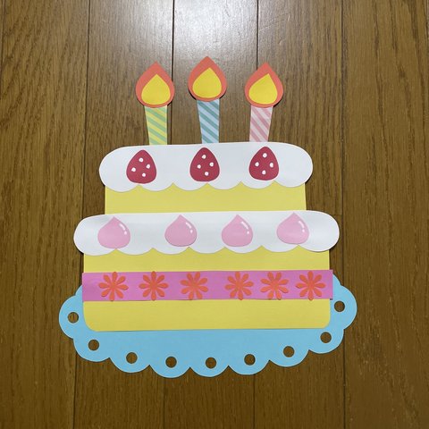 壁面飾り【2段ケーキ】誕生日　アニバーサリー　記念日　画用紙