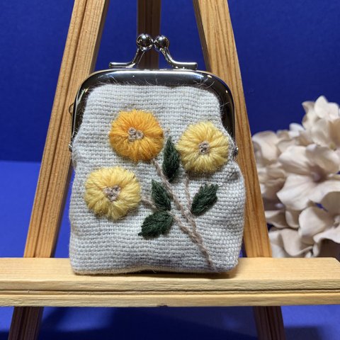 秋らしく…ウール刺繍のがま口ポーチ