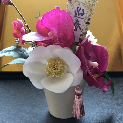 送料無料　お正月フラワーアレンジメント　紫の胡蝶蘭　白の椿　マム