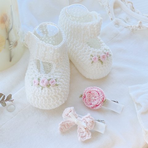 赤ちゃんへの贈り物　ふんわり可愛いお花の刺繍　ベビーシューズ　ベビーヘアクリップ2個