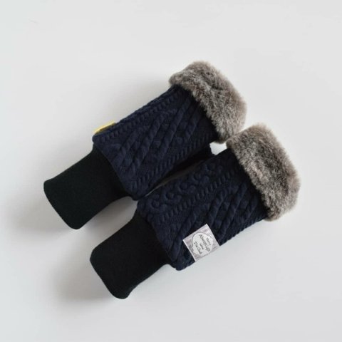 【ジュニア】ふわもこ編み模様が冬らしい長めなハンドウォーマー