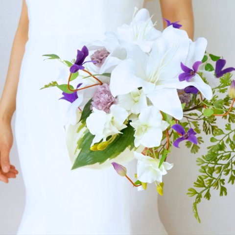 ユリ ＆ クレマチスのざっくりウエディングブーケ ブートニアセット 造花 ゆり 白 紫 大人花嫁 和装用ブーケ ドレス 