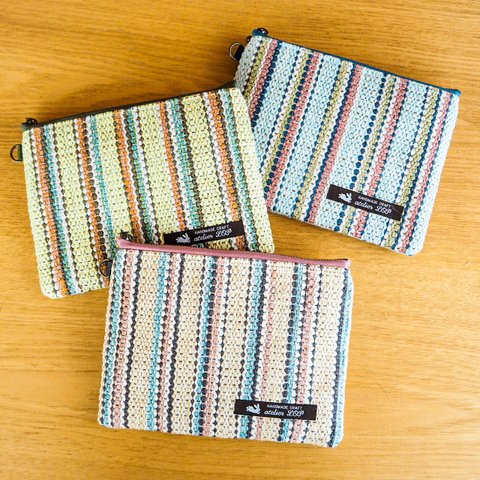 春のマルチストライプ手織り布のフラットポーチ（3色）