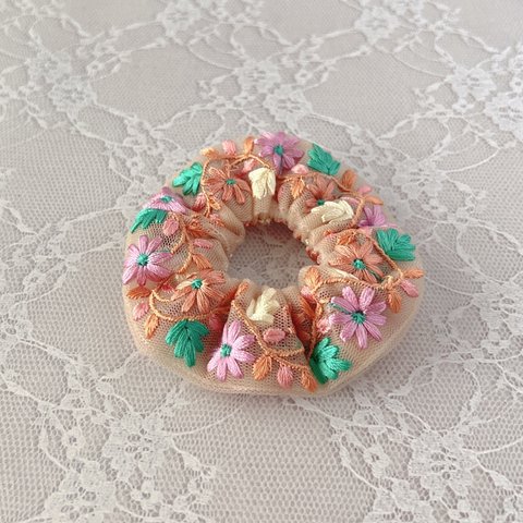 【シュシュ】インド刺繍リボン🎀小さなシュシュ・オレンジとピンクの花刺繍