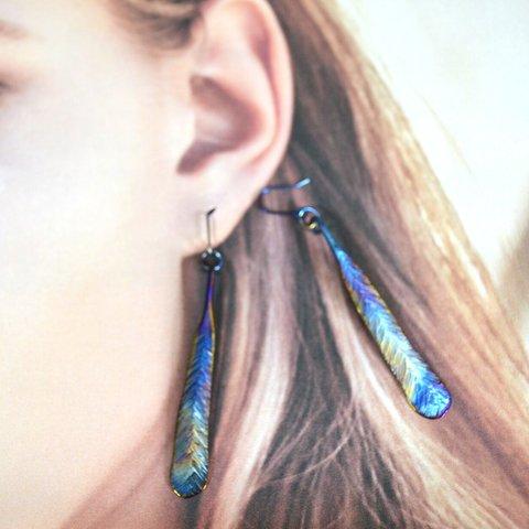 Titanium　pierced earrings=飾り羽のピアス2本=５１mm