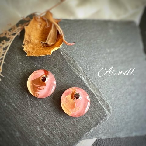 ピンクベージュ&シャンパンゴールド　大人可愛いスタッドピアス/金属アレルギー対応FDAピアス