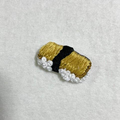 たまご寿司 ／ 刺繍ブローチ(小)