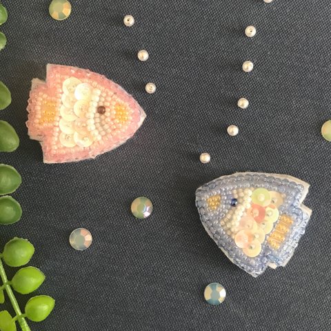 ビーズ刺繍 お魚のブローチ/ fish brooches