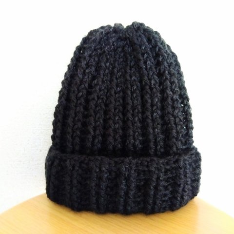 シンプルなブラックカラーのざっくりニット帽