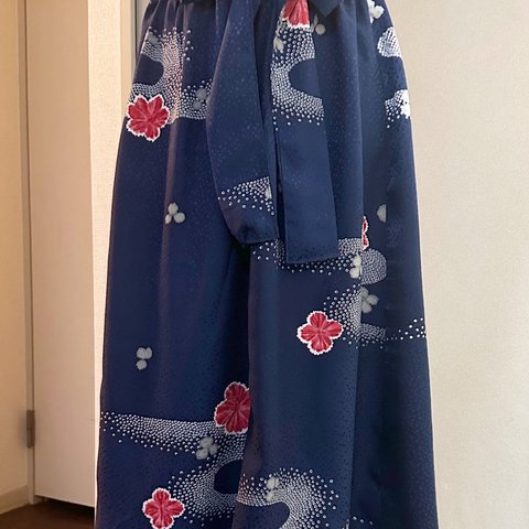 着物リメイク濃い青に赤の可愛いお花柄がチャームポイントのフレアスカート