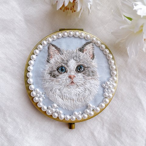 猫の刺繍コンパクトミラー