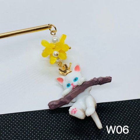 W06  木登り猫簪　かわいい猫　白猫簪　猫簪　金木犀簪　花見かんざし　ネコかんざし