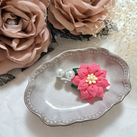 🍂冬 の花“ピンク色 ポインセチア” の ブローチ🌹  ☆つまみ細工☆