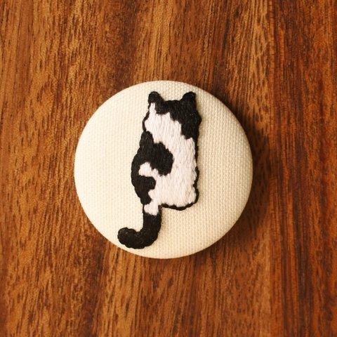 （オーダーメイド制作品）猫さんの後ろ姿の刺繍くるみボタンマグネット