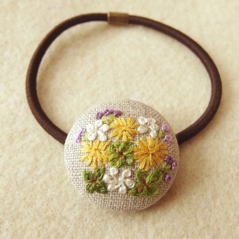 たんぽぽとシロツメ草 春の刺繍 くるみボタンヘアゴム