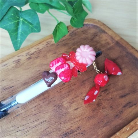 苺のババロアとリボンキャンディーのスイーツデコペン