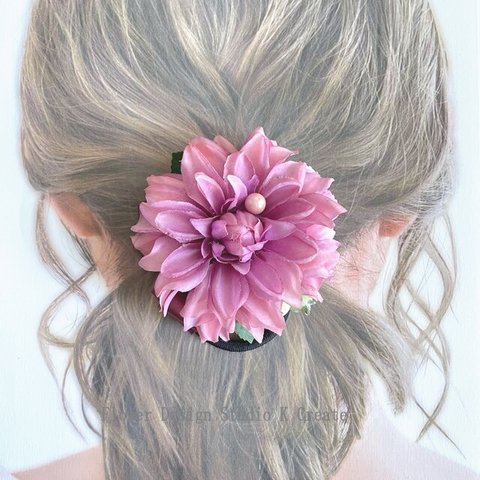 ピンクの薔薇とブルーベリーのヘアゴム　お花　ヘアゴム　髪飾り　お出掛け　ヘアアクセサリー　発表会