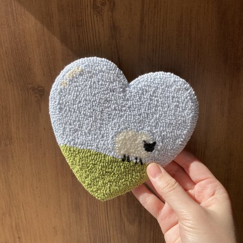 のんびり羊　コースター　壁飾り　1枚　ミニマット　ギフト　ナチュラル　パンチニードル　刺繍　かわいい　アニマル　動物　カラフル　インテリア　ウォールアート　（ハート形）