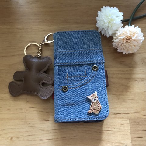 iPhone14【トラねこ刺繍】本格デニム★iPhone手帳型ケース★ブラウンベアのホルダーつき　スマホケース　アイフォンケース　アイホンケース　アイホン手帳型　アイフォン手帳型