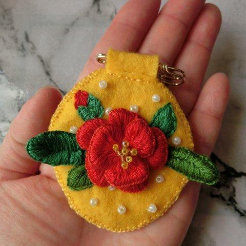 お花のブローチ　ツバキ椿　　　　　　　立体刺繡・手刺繍
