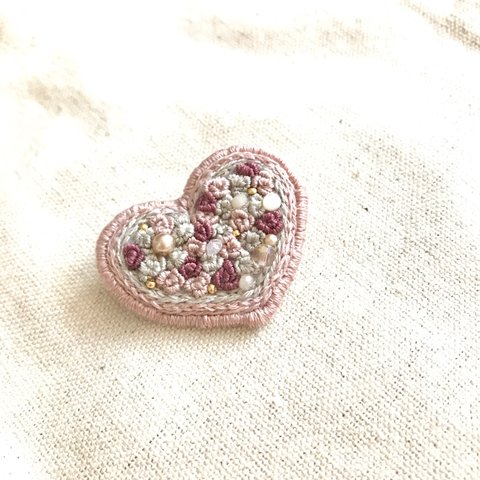 【ビーズ刺繍】プチハートブローチ(🍑ももージュ) 