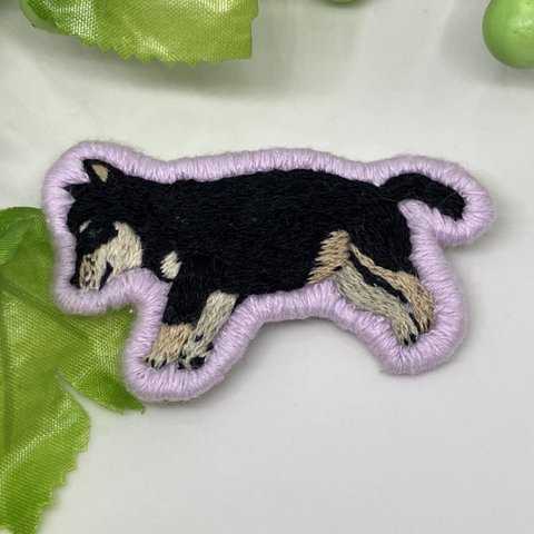 刺繍ブローチ　犬　黒柴仔犬　すやすや