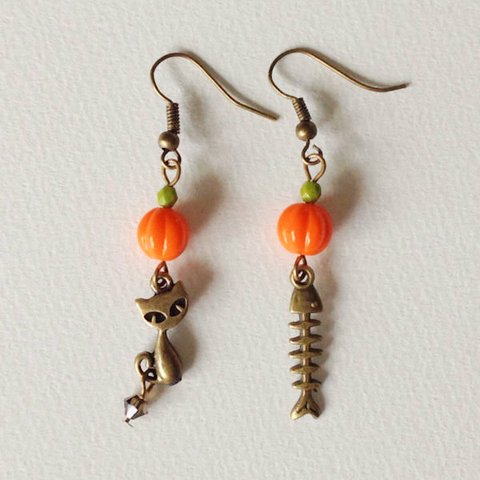 ネコと魚の骨のピアス（ハロウィンver.）