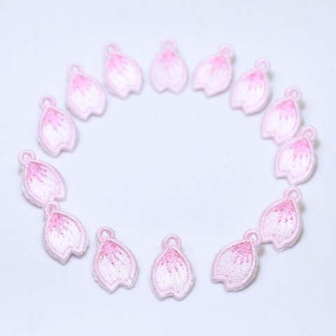桜の花びら 刺しゅうチャーム　アクセサリー用カン穴付き　14枚セット