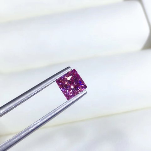 【鑑別書付き】0.8ct ピンクモアサナイトプリンセスカット 高品質