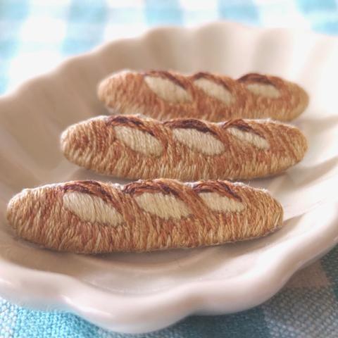 パン刺繍 ブローチ こだわりの焼き色のフランスパン